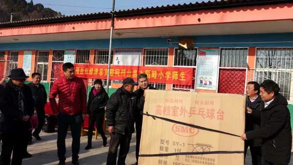 民建邢台市经济总支向邢台县贫困小学捐赠学习用品2.jpg