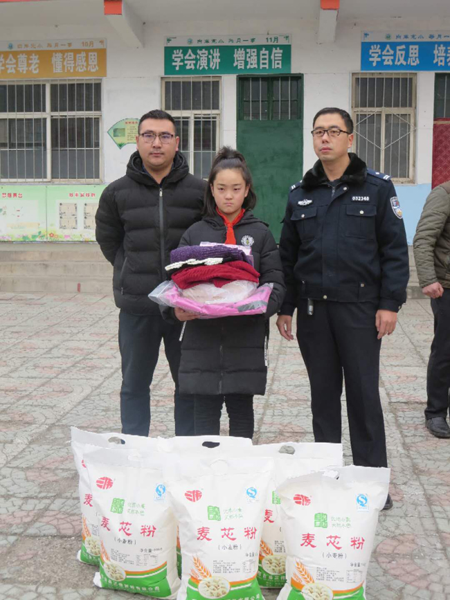 精准捐助贫困学生 传递社会正能量-1.jpg