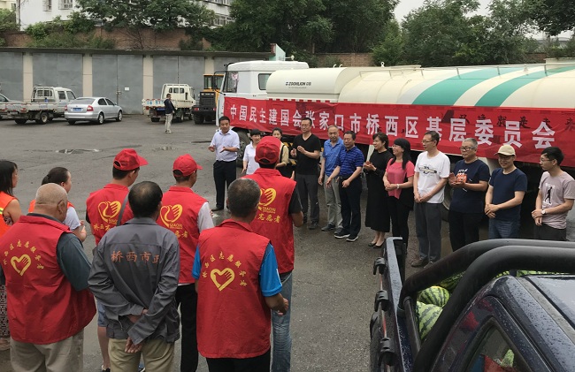 民建张家口市桥西区基层委员会冒雨慰问创城一线职工1-1.jpg