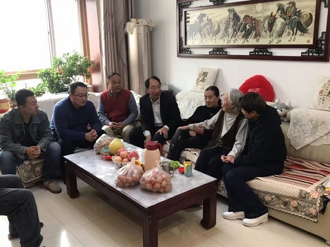 民建秦皇岛市山海关区委开展老会员慰问活动3-1.jpg