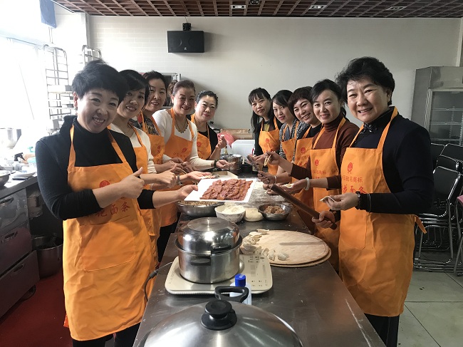 民建女会员共学艺、享美食过冬至活动1-1.jpg