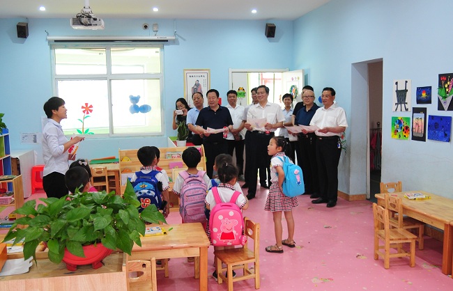 弘济学校看望学生-1.jpg