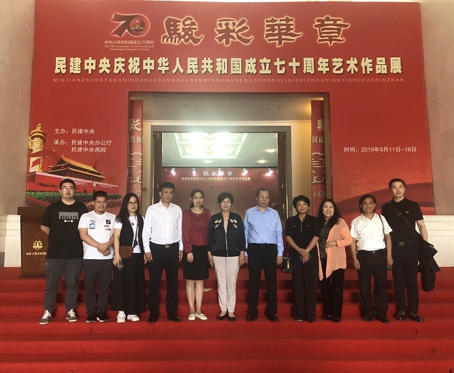 邵二玲主委带队参观民建中央艺术作品展-1.jpg