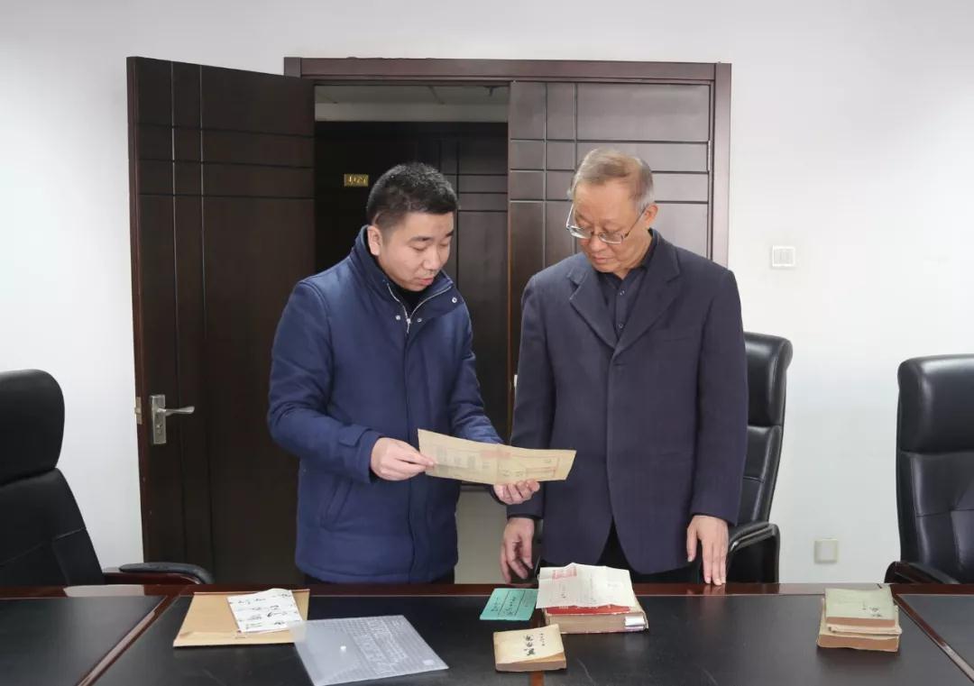 河北民建会员韩佳再次向民建中央捐赠民建老一辈领导人书法真迹、书籍等藏品.jpg