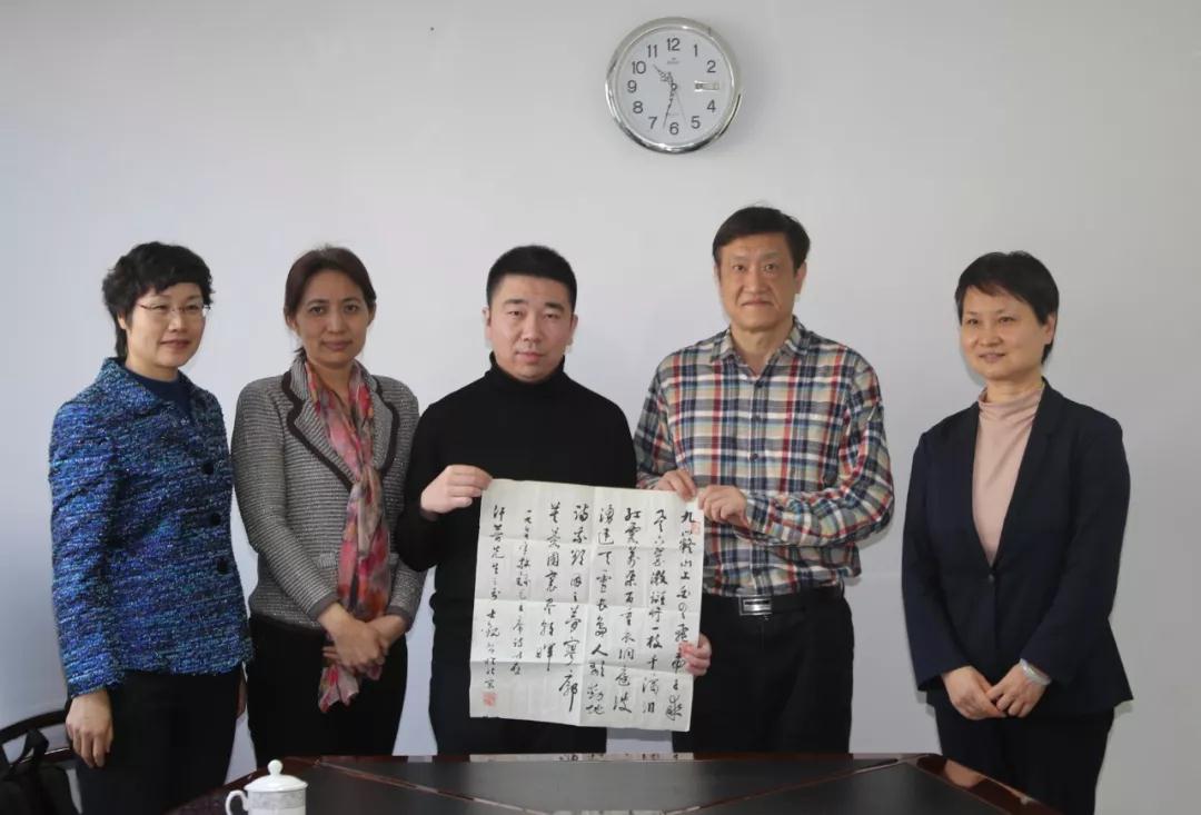 河北民建会员韩佳再次向民建中央捐赠民建老一辈领导人书法真迹、书籍等藏品2.jpg