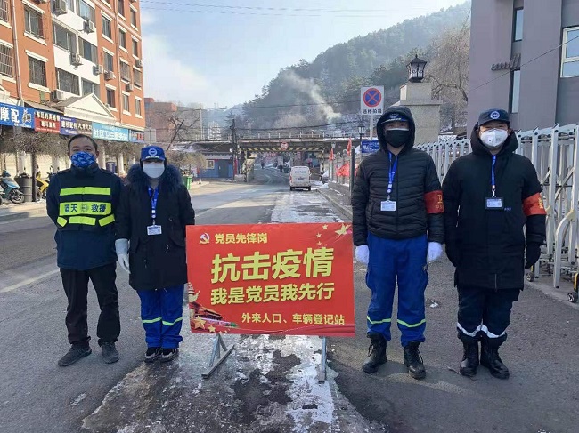 （上图）民建会员唐辉带领团队参加志愿服务.jpg