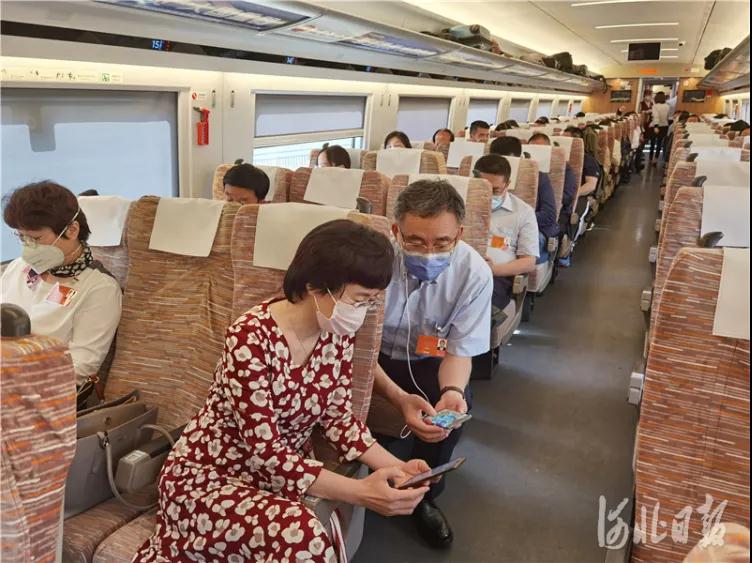 今天，出席全国两会的住冀政协委员抵京报到1.jpg