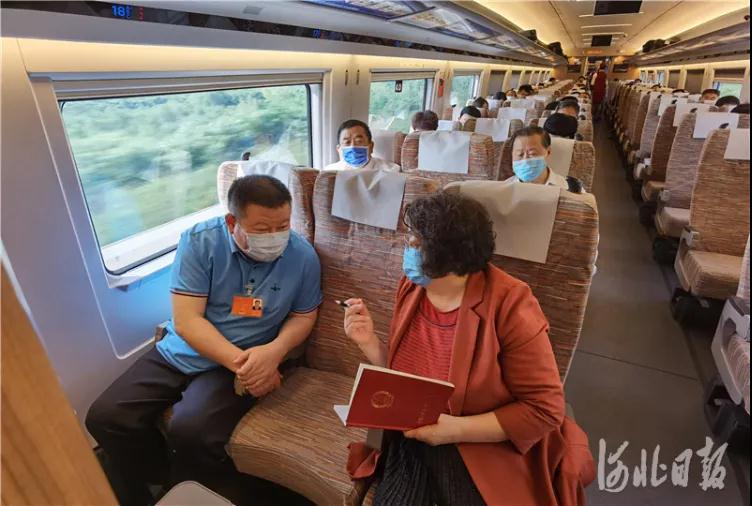 今天，出席全国两会的住冀政协委员抵京报到4.jpg