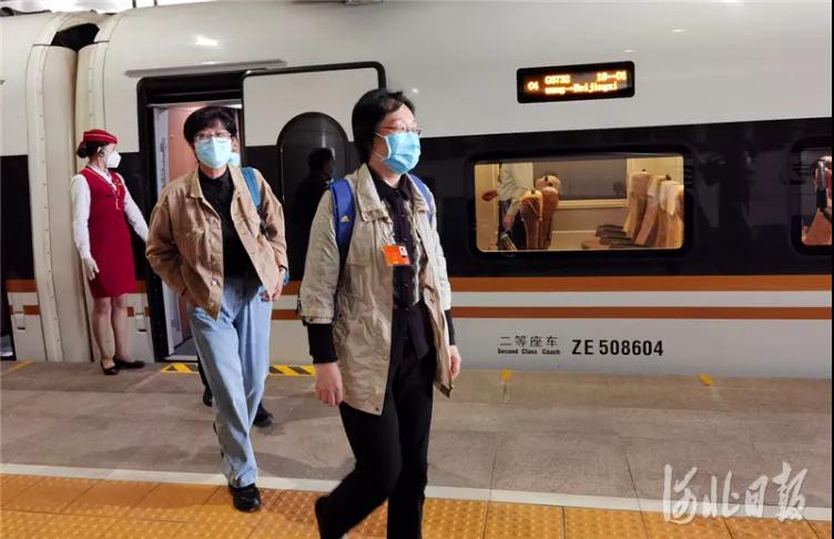 今天，出席全国两会的住冀政协委员抵京报到6.jpg