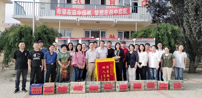 民建基层组织开展“捐一本书、圆孩子一个梦”活动图书捐赠活动2-1.jpg