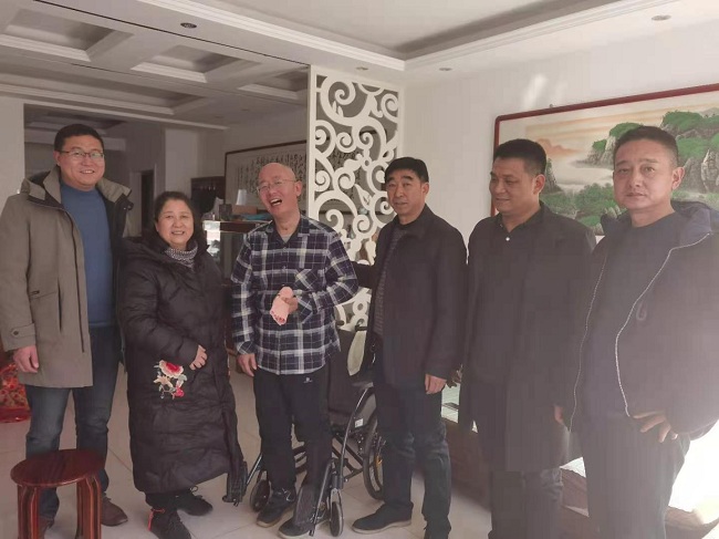 新年慰问送关怀 浓浓关爱暖人心  民建裕华区基层委员会领导看望会员黄忠立-1.jpg