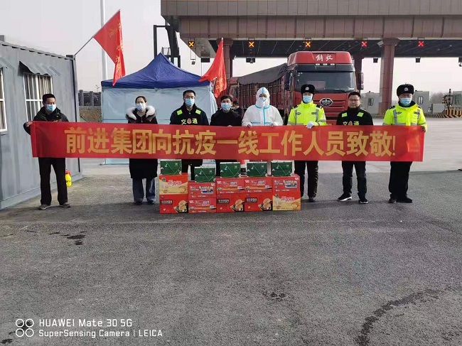 寒冬送温暖 协力抗疫情——保定民建会员企业慰问抗疫前线人员-高速收费站-1.jpg