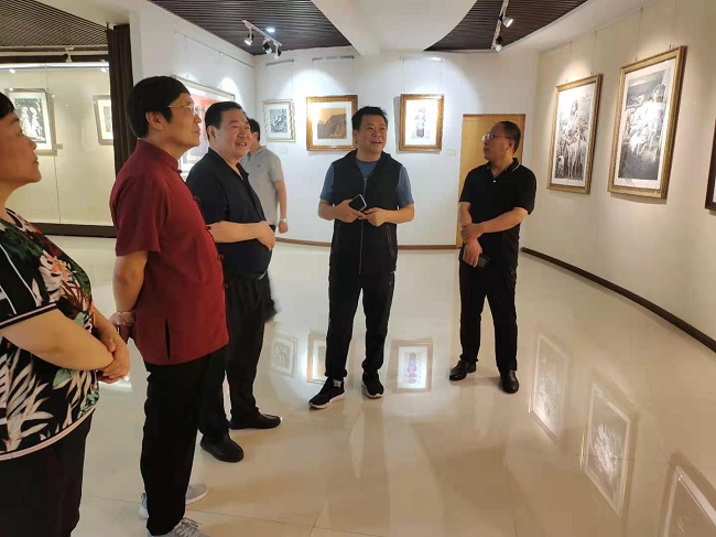 李海平带队赴曲周参观“庆祝中国共产党成立100周年——曲周当代艺术院版画展” (1)-1.jpg