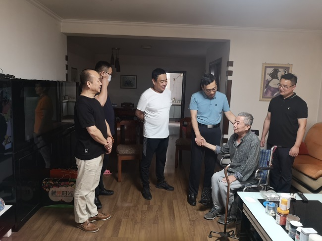民建石家庄市委长安九支部开展“关爱老会员，情暖中秋节”活动-1.jpg