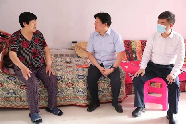 市政协副主席、民建唐山市委主委胡世宁慰问古冶区部分困难群众2-1.jpg