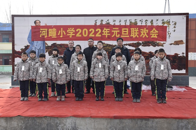看望留守儿童，用爱心传递温暖-邯郸民建会员王磊磊 (2)-1.jpg