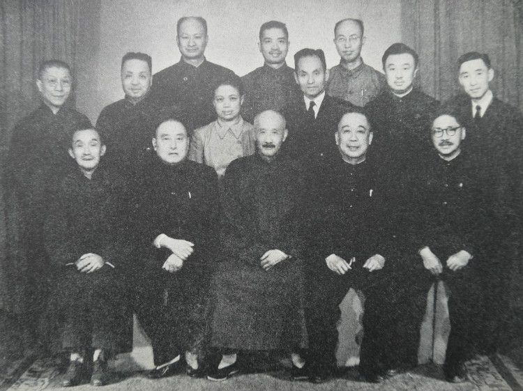 参加第一届全国政协会议的民建代表。前排右一是胡厥文.jpg