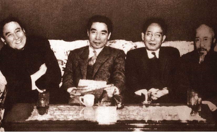 1946年11月18日，周恩来在南京交通银行与第三方面会商。从左至右：黄炎培、周恩来、郭沫若、沈钧儒。.jpg
