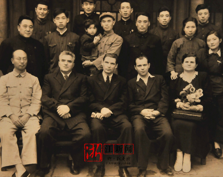 1951年施存统(前排左1)在劳动部送别苏联专家时合影.jpg