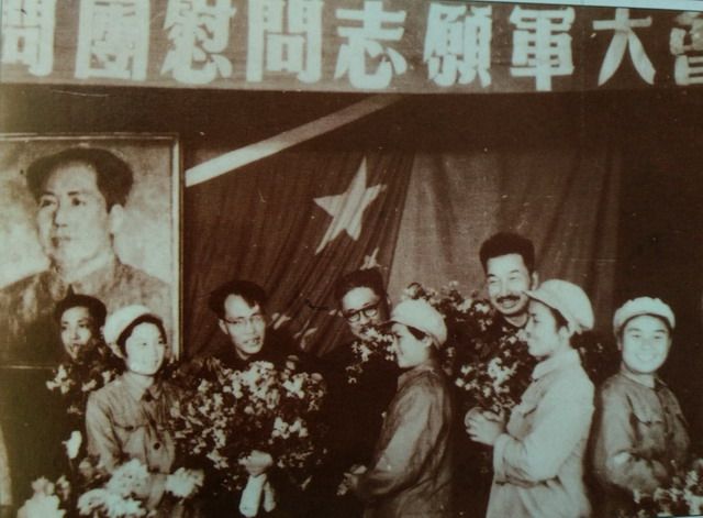 1953年，胡厥文（左四）率团赴朝鲜慰问中国人民志愿军。.jpg