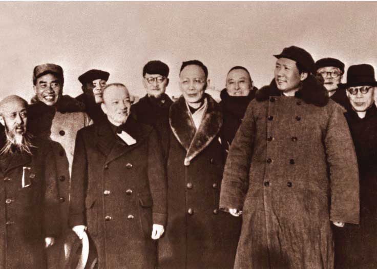 1949年3月25日，毛泽东等率领中共中央机关和人民解放军总部进入北平，各民主党派负责人和其他民主人士前往西苑机场迎接。右三为毛泽东，右四为黄炎培。.jpg