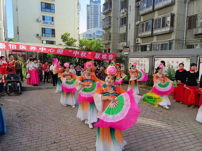 民建秦皇岛市委老年和妇女委员会及金融支部联合开展慰问活动1 (2)-1.jpg