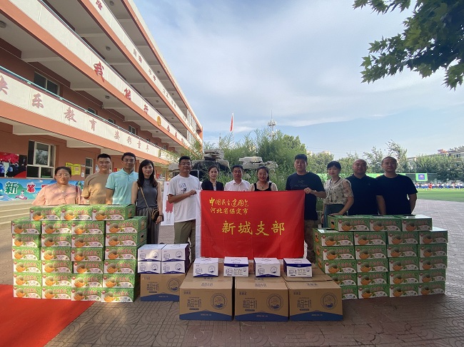民建保定市委新城支部开展“情系教师节 慰问暖人心”走访慰问活动 (4)-1.jpg