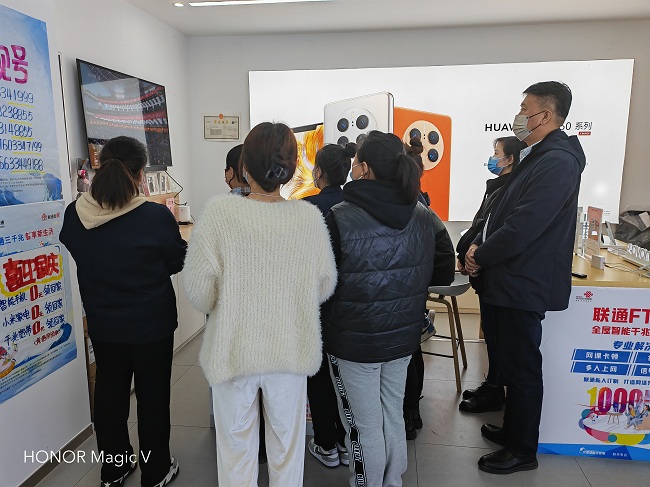 迎盛会、话盛世、谈感受——承德民建会员深入学习贯彻党的二十大报告精神——民建会员刘爱军（右1）组织员工集中收看二十大开幕式-1.jpg