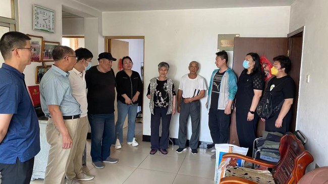 民建山海关区委开展困难群众慰问活动 (2).jpg