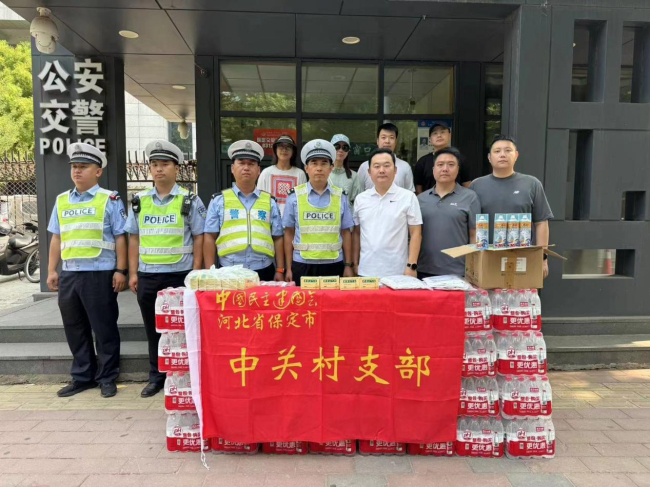 20240624民建保定市委中关村支部慰问保定市交警一线执勤民警3 (2).jpg