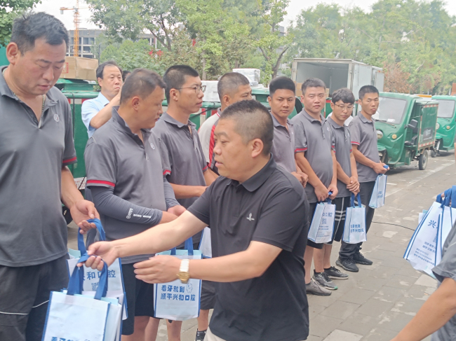 20240703民建保定市委新阶层二支部联合会员企业顺平县兴和医院开展慰问快递员活动2 (2).jpg