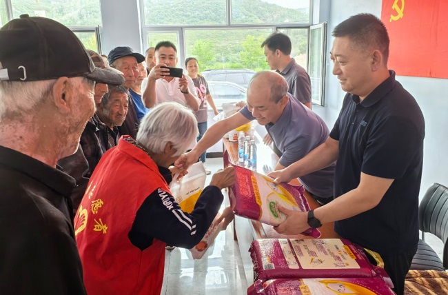 民建承德市委企业委员会赴围场县梁家营村走访慰问 (2)-1.jpg