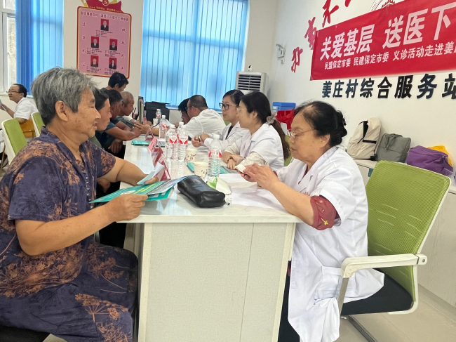 20240813关爱基层  送医下乡——民建保定市委、民盟保定市委共同走进望都县姜庄村开展爱心义诊活动2 (2).jpg