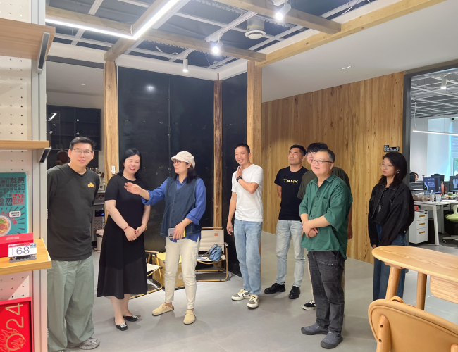 20240918民建保定市阳光支部走进会员企业开展 “赏文创，聊艺术”的艺术鉴赏活动2 (2).jpg