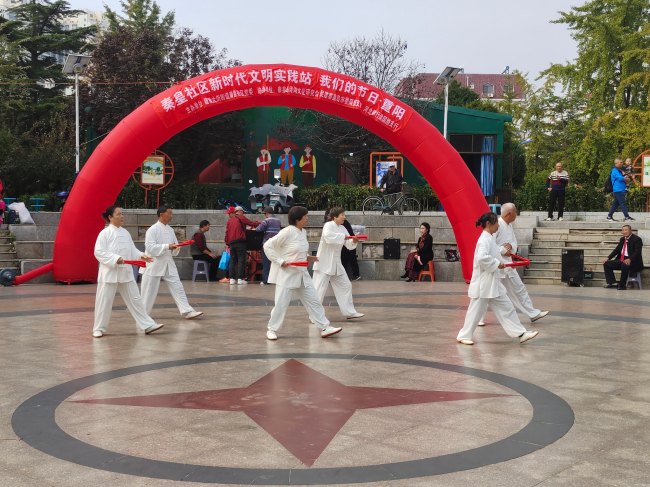 民建秦皇岛市委商贸支部联合海港区建设大街街道办事处开展重阳节主题活动 (4).jpg