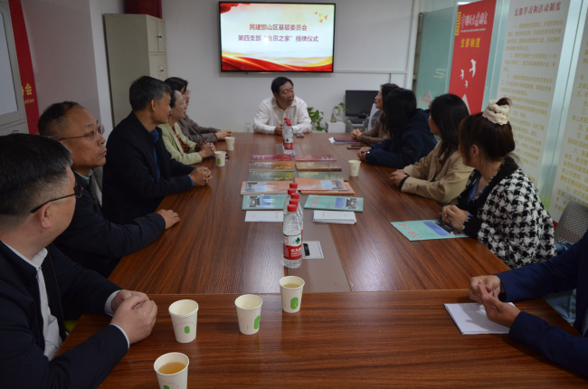 李海平出席民建邯郸市邯山区基层委员会“民建会员之家”揭牌仪式2 (2).jpg