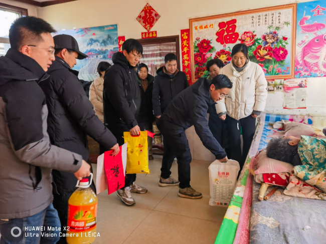 民建秦皇岛市委北戴河总支与秦皇岛市妇联联合开展暖冬慰问活动 (3).jpg