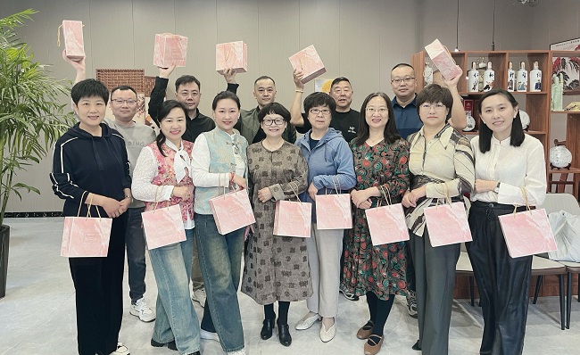 民建唐山市委路北区工委十一支部开展母亲节活动-1.jpg