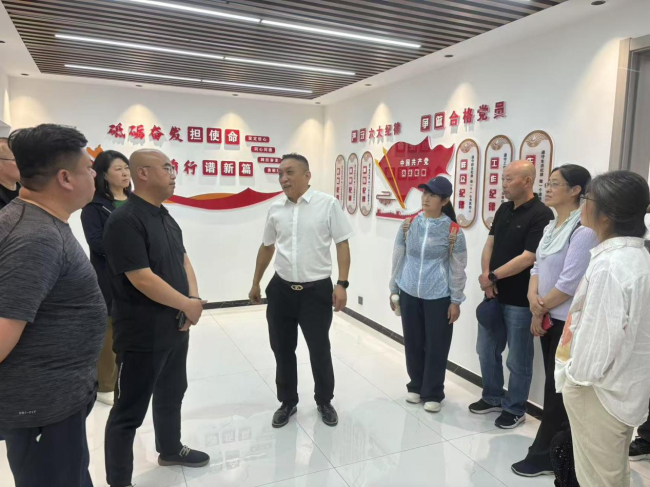 民建市直属总支一支部走访调研会员企业中景国际集团 (2).jpg