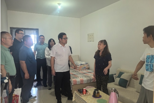 20250528粽叶飘香送温情 同心共筑夕阳红——民建保定市委科创园支部赴竞秀区万和悦都社区开展端午慰问活动2-1.jpg