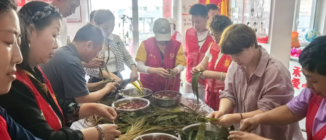1民建承德市委双桥支部组织会员开展粽香传情暖端午 爱心传递满双桥”活动3 (2).jpg