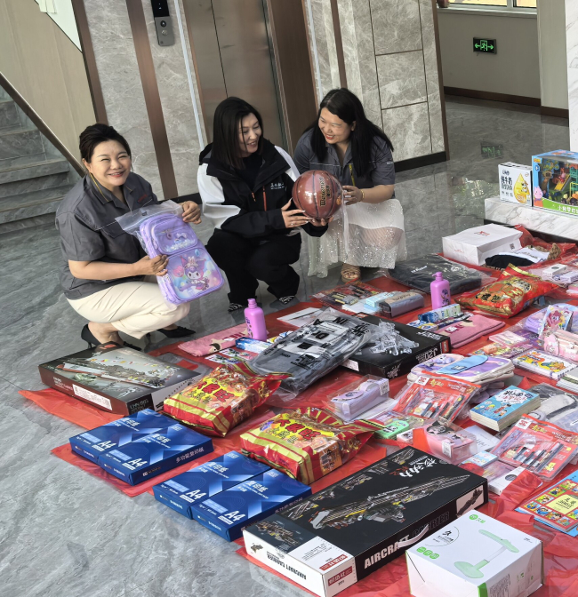 唐山民建会员企业家杨淑英女士帮助路南区困境儿童实现节日微心愿 (1) (2).jpg