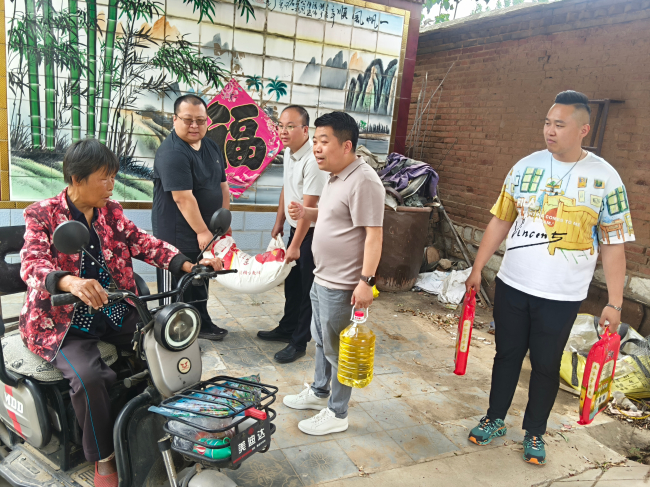 20250603端午佳节送爱心一一民建保定市委新阶层二支部开展节日慰问活动3 (2).jpg