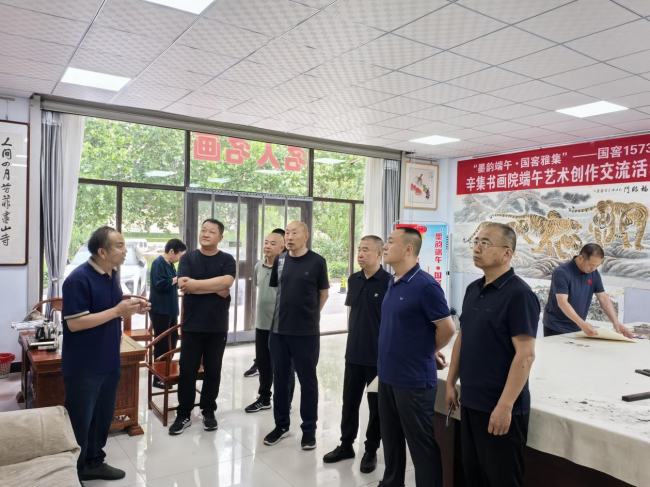 “墨韵端午 丹青溢彩”民建辛集三支部开展端午观书画展活动1.jpg