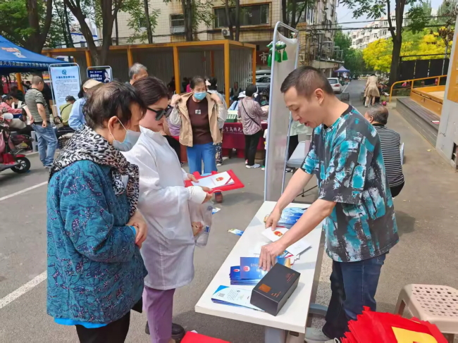民建秦皇岛市海港区委联合北环路街道开展“粽情飘香聚邻里、便民服务传温情”便民集市活动 (2).jpg
