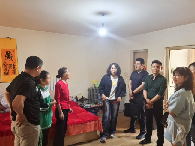 民建海港区委开展“阳光六一，与爱同行”关爱失独、特困儿童主题活动 精准送暖显担当 同心护蕾助成长(1) (2).jpg