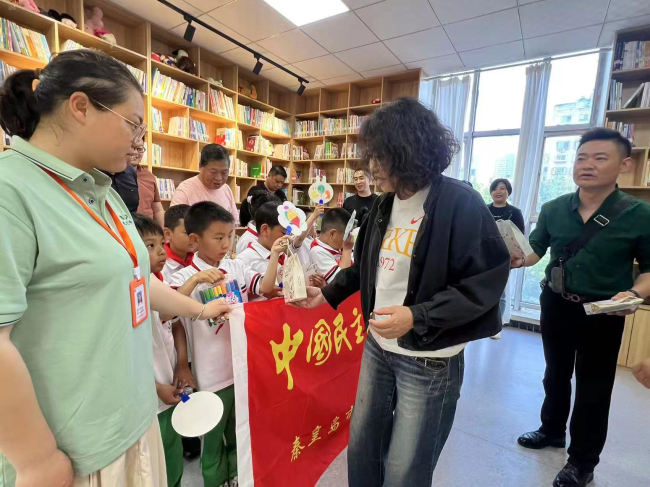 民建海港區委一、二、三支部聯合開展“扇繪童心·情暖六一”主題活動 (2).jpg