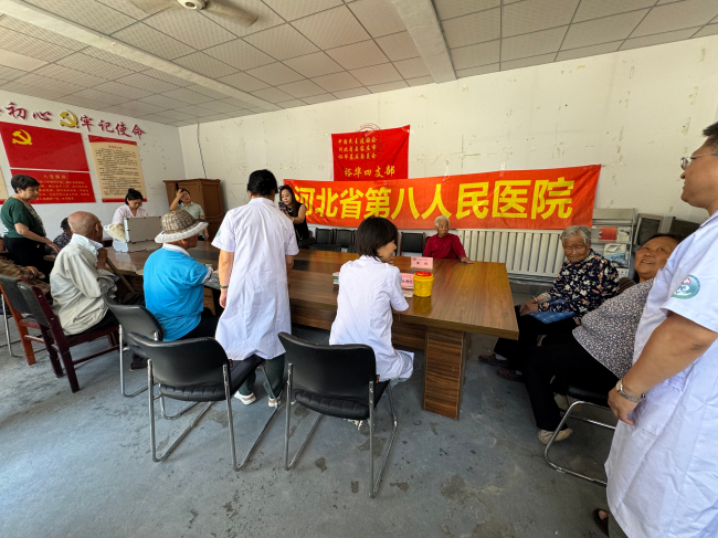 裕华四支部开展山区义诊暨防暑物品捐赠活动 (2).jpg