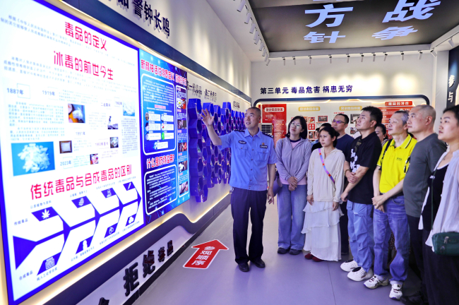 民建秦皇岛市委商贸支部联合建设大街街道办事处开展禁毒宣传日活动 (3).jpg