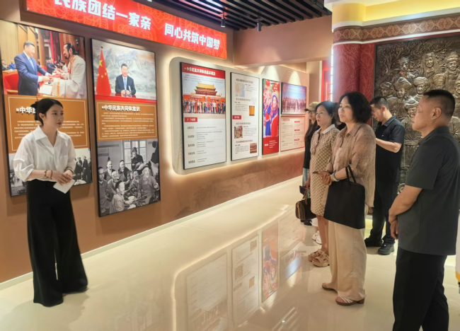 民建海港区委走进河东村开展学习参观活动 (2).jpg